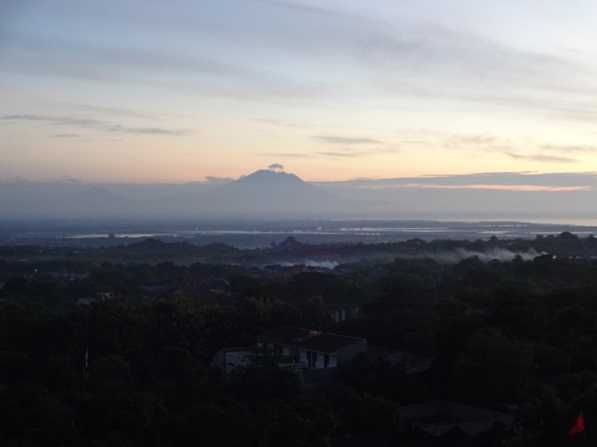 Pemandangan Gunung Agung sehabis shubuh (Sumber: dokumen pribadi)