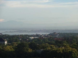 Pemandangan Gunung Batukaru dan bandara internasional Ngurah Rai (Sumber: dokumen pribadi)