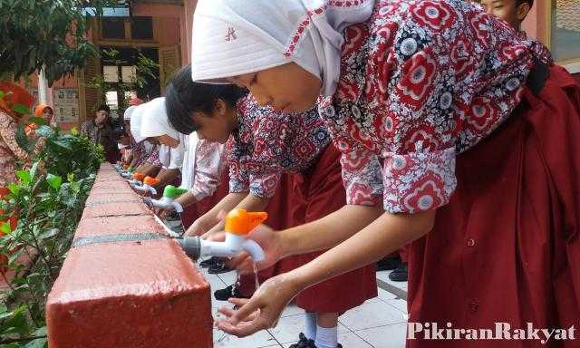 PARA siswa SDN Baros Mandiri 1 mempraktikkan cuci tangan pakai sabun di lingkungan sekolah di Jln. Sukimun Kota Cimahi, Jumat (30/10/2015).* -- Gambar: Pikiran Rakyat