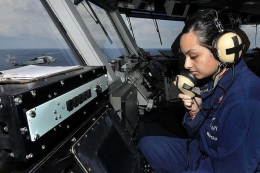 File:Defense.gov Petty Officer 2nd Class Natalia Grijalva mans a primary flight control system during flight operations aboard the aircraft carrier USS Ronald | Foto: commons.wikimedia.org