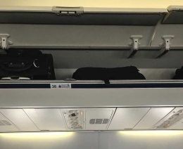 Ilustrasi koper dan tas bersebelahan di bagasi kabin (Foto: Motulz)
