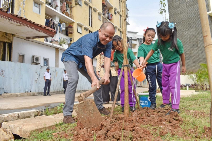 Presiden Direktur PALYJA mengajak anak-anak usia dini ikut serta dalam penanaman pohon (Foto Oleh Dominico K)