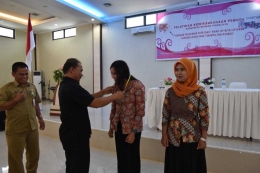 Wakil Bupati Bangka Rustamsyah mengalungkan tanda peserta kepada perwakilan Bimtek ( Dok.,Humas Bangka)