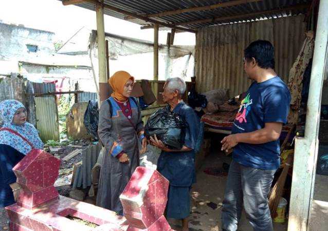 Menerima bantuan sembako dari relawan Lensa (foto: dok pri)