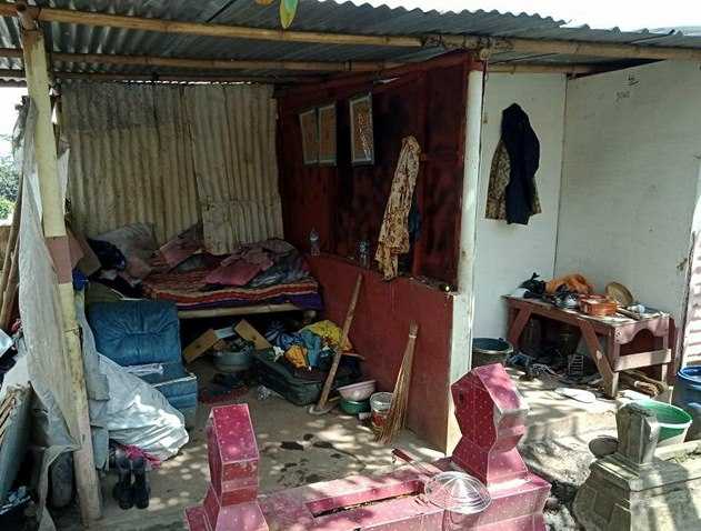 Teras rumah mbah Jono yang lumayan sejuk (foto: dok pri)