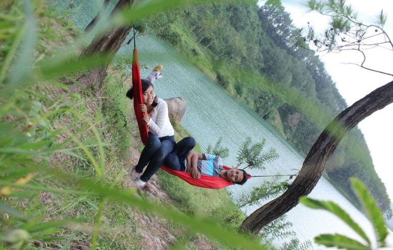 Saya dan adik bersantai bersama di atas hammock yang kami sewa seharga Rp5.000,00 (foto: Luana Yunaneva)