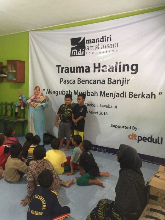 Kak Ami menjadi pendongeng dalam acara Trauma Healling untuk anak-anak Penyintas Banjir di PAUD Syarif Hidayatullah Ciledug Lor (dok. pribadi)
