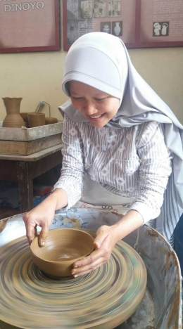 Proses pembuatan keramik/Sumber: Foto kiriman H. Syamsul Airin