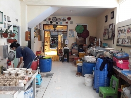 Suasana ruang produksi keramik milik Pak Syamsul/Dokumentasi Pribadi