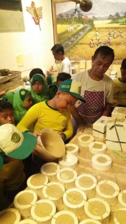 Edukasi pembuatan keramik kepada siswa-siswi SD/Sumber: foto kiriman Pak Syamsul