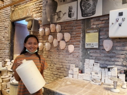 Mala (18), siswi SMK yang sedang PKL di rumah produksi keramik milik H. Syamsul Arifin/Dokumentasi Pribadi