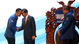 AHY bersalaman dengan Jokowi. SBY juga pengen disalamin (foto: ANTARA/Yulius Satria)