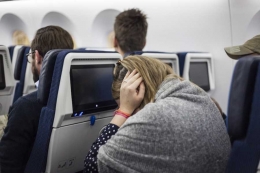 Keluhan kesehatan selama bepergian menggunakan pesawat dapat dihindari dengan persiapan yang matang. Sumber foto: https://health.usnews.com