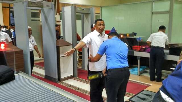 Memeriksa penumpang, salah satu tugas Avsec (Aviation Security) (dok. indoaviation.co.id)