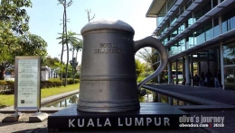 Monumen mug raksasa di samping Visitor Centre, Royal Selangor (dok. koleksi pribadi)
