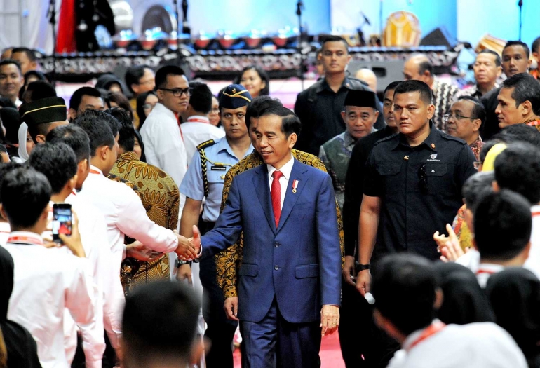 Presiden Jokowi menyalami CPNS peserta Presidential Lecture Tahun 2017, di Istora Senayan, Jakarta, Selasa (27/3). (Foto: Humas/Agung) | setkab.go.id