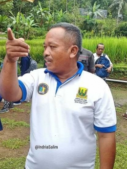 Pak Ishak, Ketua RT Desa Cisaat jelaskan manfaat Sumur Resapan |Foto: Indria Salim