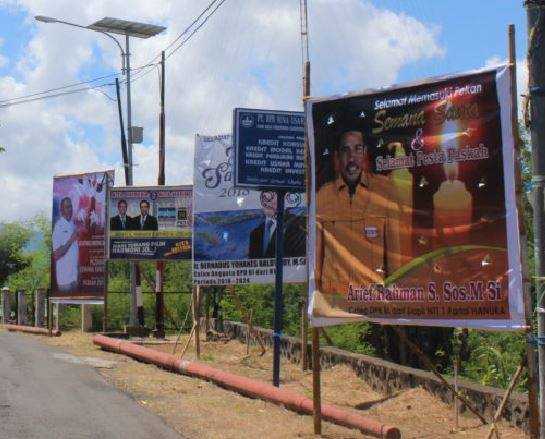Baliho politisi di salah satu sudut Kota Larantuka (Foto: Imon Lamakadu)