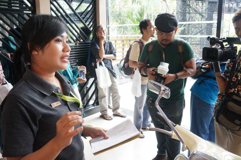 penjelasan tentang hiasan kayu di bagian belakang yang menggunakan konsep gamelan (doc. Riana Dewi) 