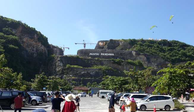 Tebing di kawasan Pantai Pandawa (dok pribadi)