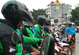 Para pasukan ojol di jalanan Jakarta (foto: widikurniawan)