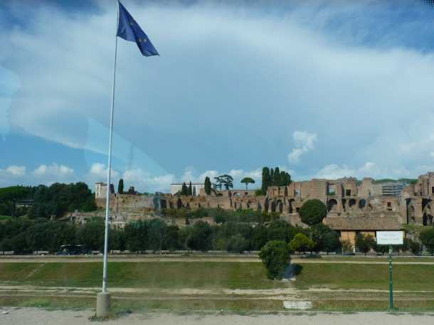 Circus Maximus dengan latar belakang Palatino (Dokumentasi pribadi)