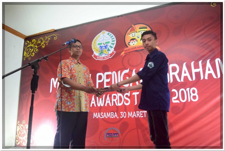 Muhammad Fadli Tamsir (kanan) menerima Penghargaan pada Malam Penganugerahan FASS Awards Tahun 2018 di Aula Hotel Remaja Indah, Masamba, Lutra (30/03/18). Dok.pribadi