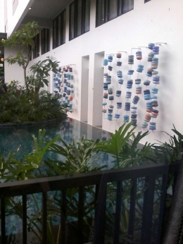 Karya Apri Susanto, The Flow of Life, menghias salah satu dinding di area Gaia Cosmo Hotel