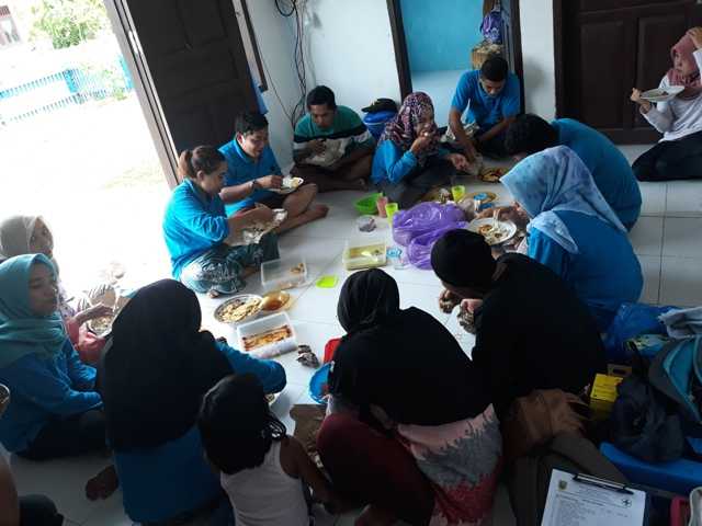 suasana saat makan bersama dengan tim pusling teluk sumbang (dokpri)