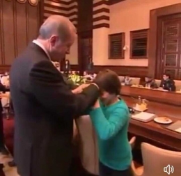 Erdogan dan anak yg diundang ke istana (dok.AK Parti)