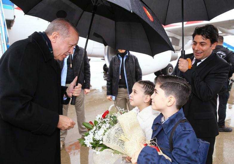 anak-anak memberi karangan bunga untuk Erdogan (dok.AK Parti)