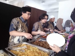  (foto ; geng catering Indonesia BSU di acara lingkar pengajian Beijing)