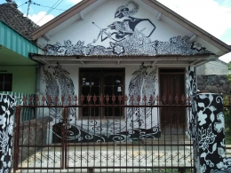 Rumah warga berhias batik motif wayang. Dok. pribadi