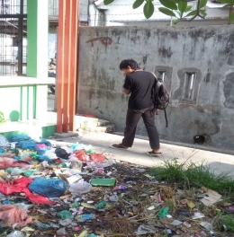 Bau tumpukan sampah yang sangat mengganggu pejalan kaki (dokpri)