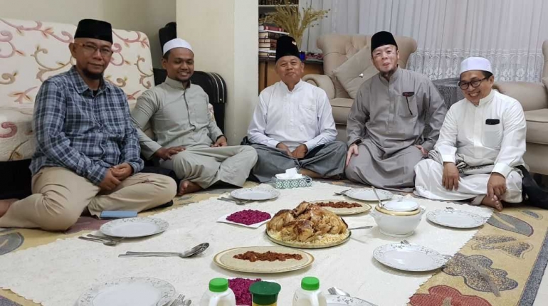Juliantono Hadi (kiri) dan Khadafi (dua dari kiri) bersama para jemaah (Dok Pribadi)