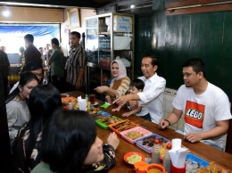 Presiden Joko Widodo ketika menikmati Soto Gading Solo bersama keluarga. (dari Laman Twitter @Jokowi)