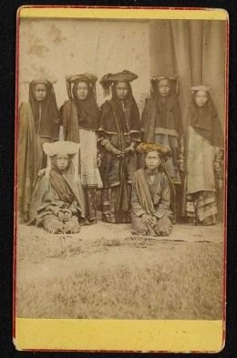 Wanita Minangkabau, sudah memiliki tradisi berhijab sejak lama. Sumber: minangrantau.com