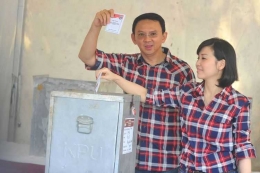 Basuki Tjahaja Purnama atau Ahok didampingi istrinya Veronica Tan menggunakan hak pilihnya dalam Pilkada DKI Jakarta 2017 di TPS 54 Pantai Mutiara, Penjaringan, Jakarta Utara, Rabu (15/2/2017).