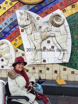 Dokumentasi pribadi  Aku dengan "keluarga Hachiko", di salah satu dinding Shibuya