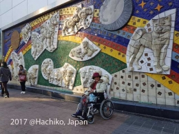 Dokumentasi pribadi  Aku dengan "keluarga Hachiko", di salah satu dinding Shibuya