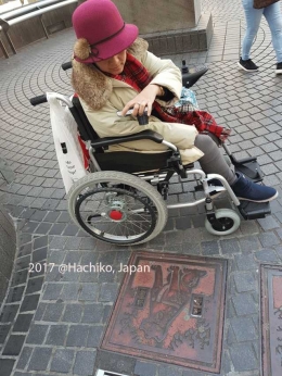 Dokumentasi pribadi  Aku dengan tutup gorong2 bergambar Hachiko, besebelahan dengan patung