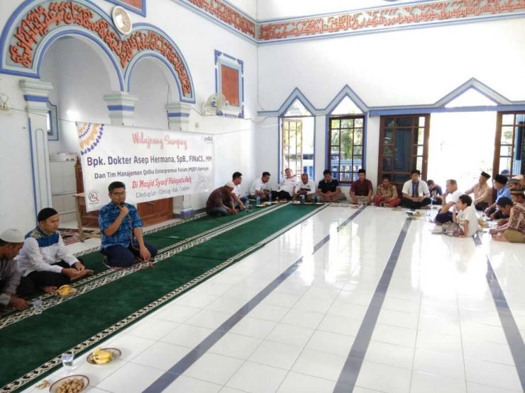 Trauma Healing di Masjid Syarif Hidayatullah bersama Dokter Asep Hermana (Santri pertama Daarut Tauhid, Saat ini menjadi Ketua Ikatan Dokter Indonesia Kuningan)