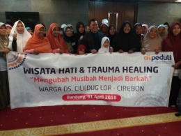 Aa Deda photo bersama sebagai peserta perempuan wisata hati Trauma Healing dari Ciledug Lor.