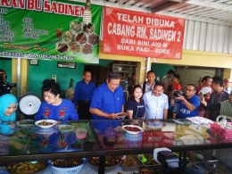 SBY dan Ibu Ani makan di warung pecel Ngawi. (koleksi pribadi) 