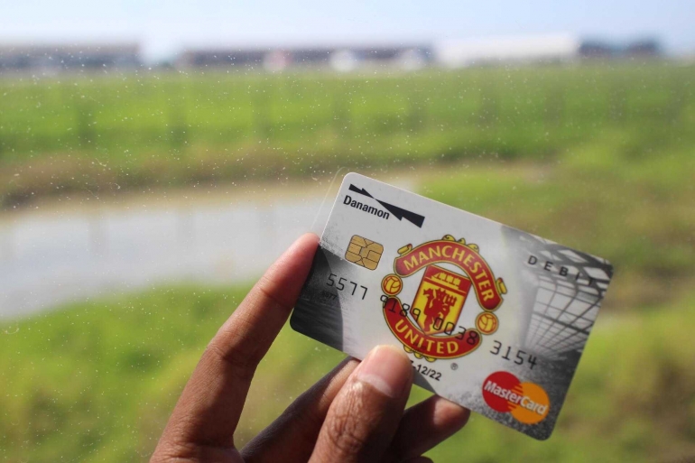 Makin untung pakai kartu debit Bank Danamon. Foto: Didik Purwanto