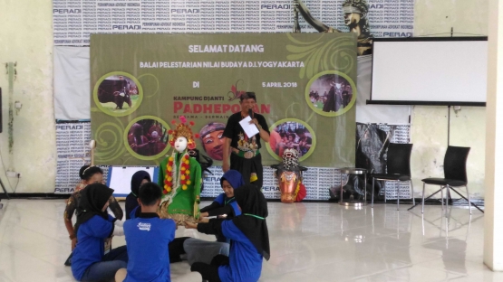 Siswa-siswi SMA peserta Program Jejak Tradisi Budaya Daerah 2018 sedang praktek bermain Nyai Puthut. Dokumentasi Abdul Malik