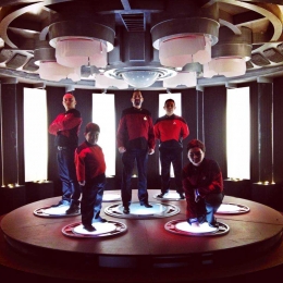 Beberapa anggota komunitas Indo Star Trek di replika alat yang disebut 