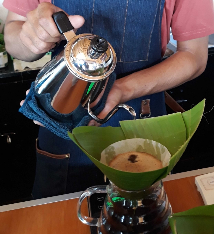Sang barista saat membuat Kopi Sangrai Tradisional di kedai National Coffee (01/04/2018)|Dokumentasi Bolang