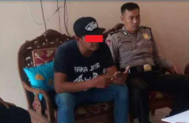 Pelaku saat diintergosi oleh petugas polisi (dok. RioS)