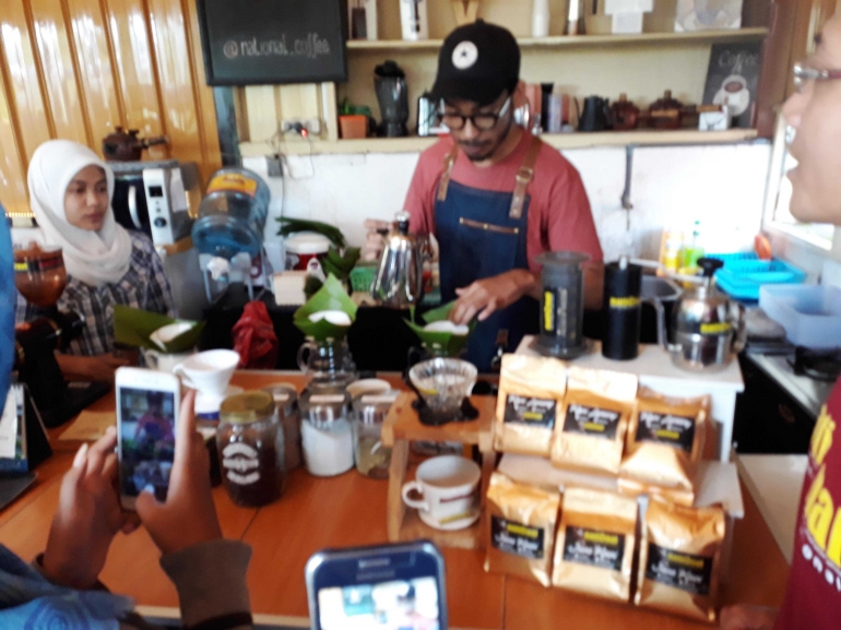 Para Kompasianer saat menyaksikan demo pembuatan kopi jelang Launching Gerakan Malang Sejuta Kopi (01/04/2018)|Dokumentasi Bolang